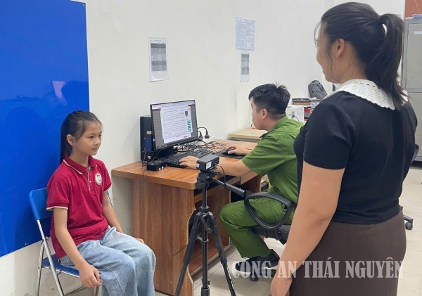 Công an phường Tích Lương cấp tài khoản định danh điện tử mức 2 cho trẻ em