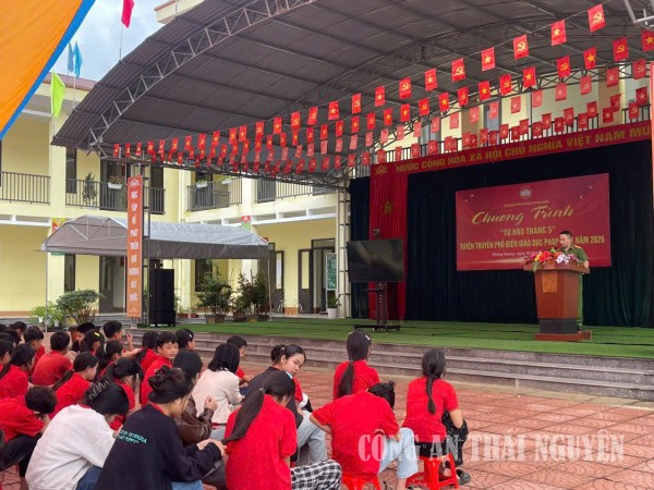 Công an xã Phong Quang tuyên truyền, phổ biến giáo dục pháp luật cho học sinh