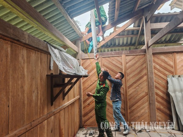 Công an xã Vĩnh Thông chủ động hỗ trợ Nhân dân khắc phục hậu quả thiên tai