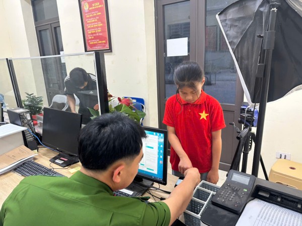 Công an xã Đồng Phúc tập trung thực hiện cao điểm thu nhận định danh điện tử cho công dân