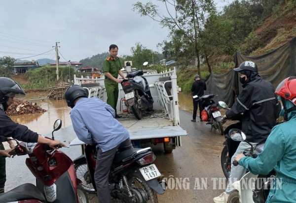 Công an xã triển khai lực lượng phân luồng và hỗ trợ người dân tại điểm ngập lụt