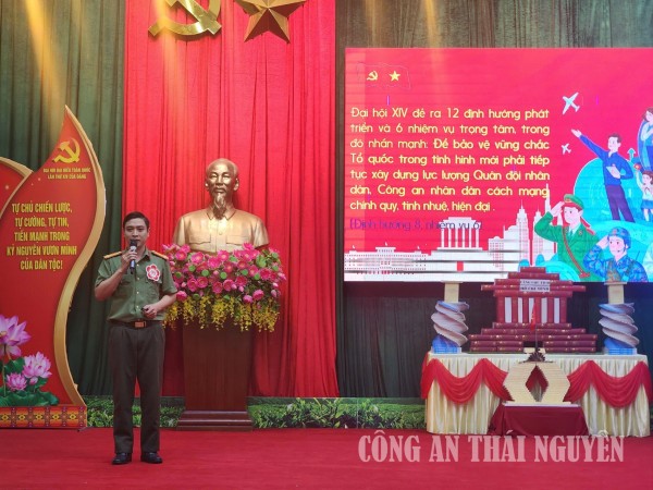 Đồng chí Trung tá Đặng Đức Khánh, Phó Trưởng Công an xã thuyết trình tại Hội thi
