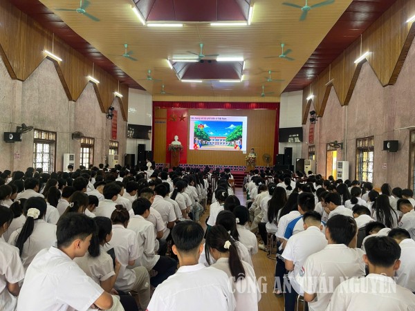 Cán bộ Công an xã Đại Phúc tuyên truyền pháp luật tại nhà trường
