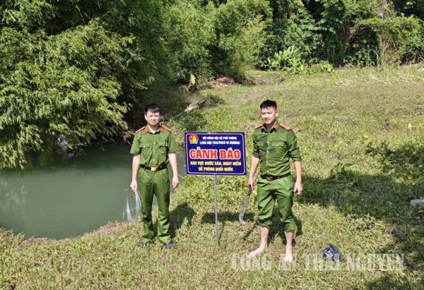 Đoàn viên, thanh niên Công an xã Phủ Thông triển khai mô hình phòng, chống tai nạn đuối nước.