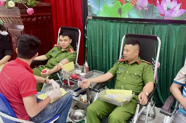 Công an phường Phúc Thuận hưởng ứng chương trình hiến máu tình nguyện