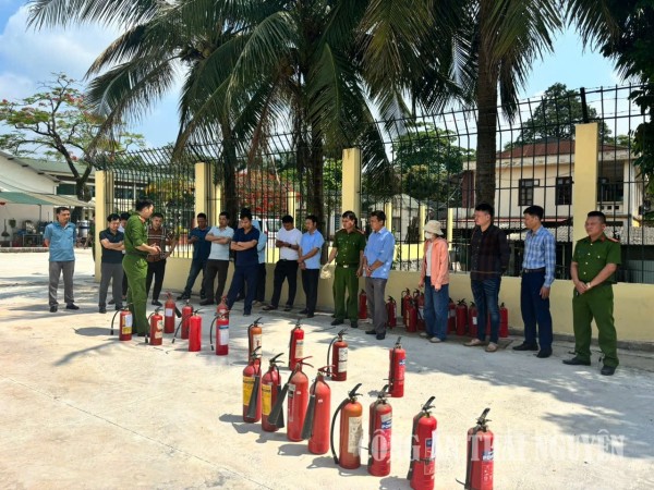 Cán bộ, học viên Cơ sở cai nghiện ma túy số 1 thực hành chữa cháy