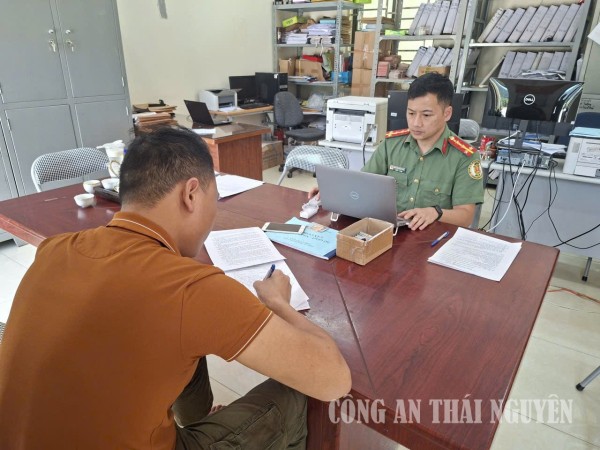 Cán bộ Phòng Quản lý xuất nhập cảnh làm việc với Â.Đ.H