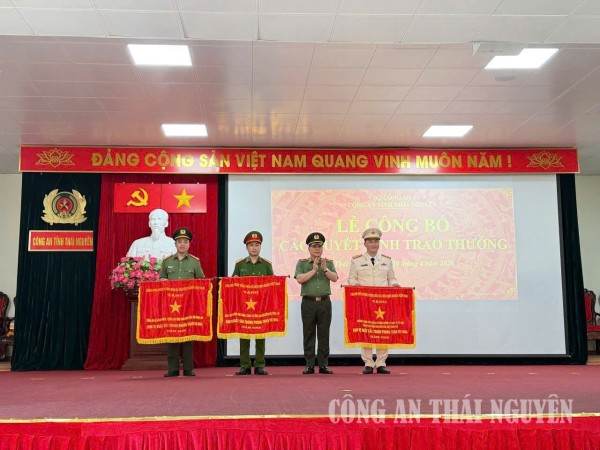 ảnh Đại Phúc nhận cờ