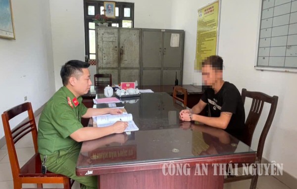 Điều tra viên Văn phòng Cơ quan CSĐT đấu tranh với đối tượng Đ T L