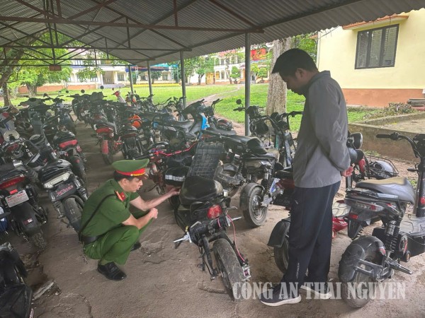 Công an xã phối hợp nhà trường kiểm tra xe độ chế