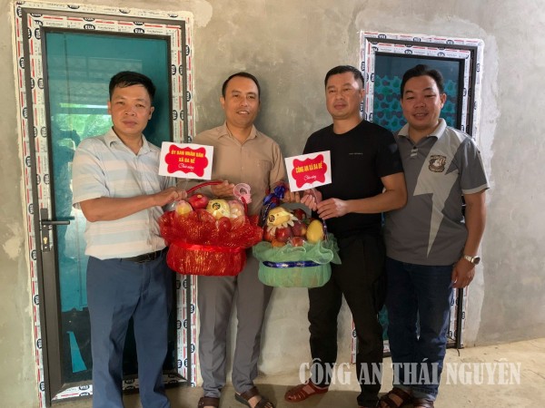 Chính quyền địa phương và Công an xã tặng quà chúc mừng Mục sư