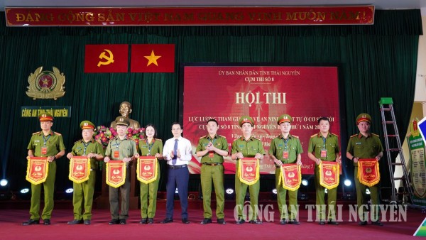 ảnh trao cờ lưu niệm