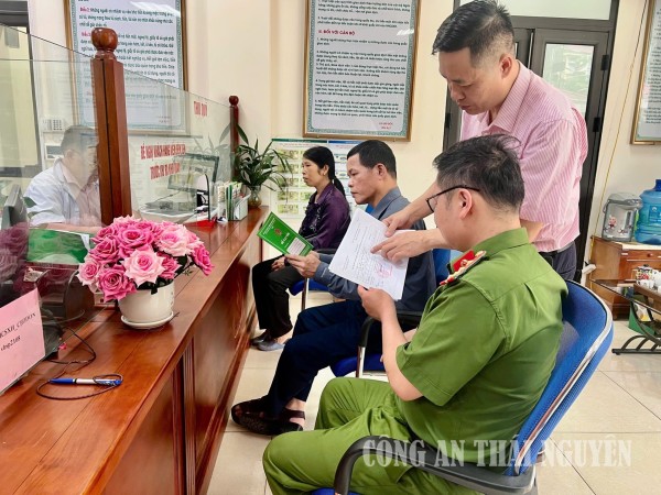 Công an xã Chợ Đồn phối hợp Phòng Giao dịch Ngân hàng Chính sách Chợ Đồn trao đổi vốn vay hỗ trợ trường hợp chấp hành xong án phạt tù