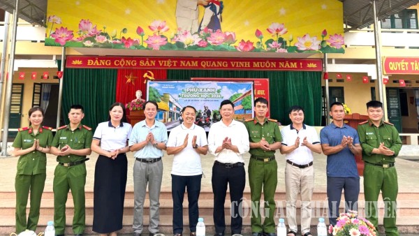 Công an xã Bình Thành tuyên truyền, phổ biến pháp luật tại trường học.