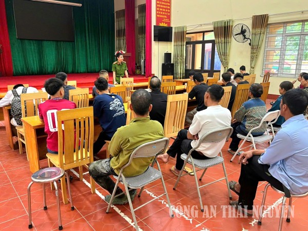 Cán bộ Công an xã tuyên truyền, giáo dục ý thức chấp hành pháp luật đối với thanh thiếu niên