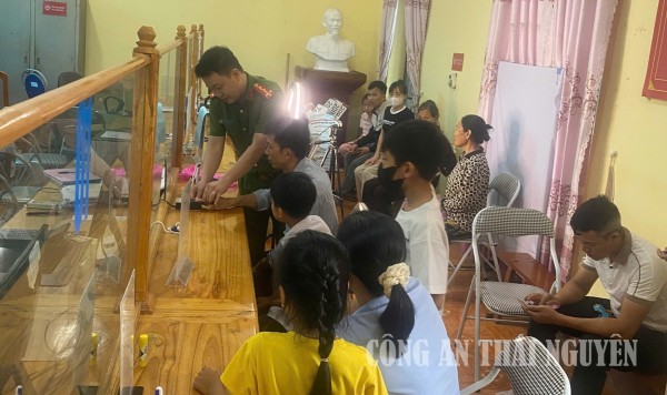 Công an xã Tân Thành đẩy mạnh cấp tài khoản định danh điện tử mức 2