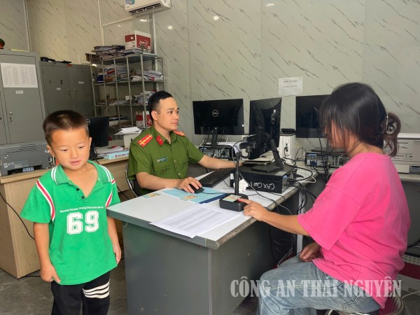 Công an xã Cao Minh hỗ trợ thu nhận dấu vân tay cho người dân để thực hiện định danh điện tử