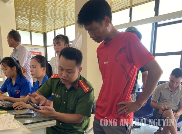 Công an xã Tân Thành đẩy mạnh chuyển đổi số, nâng cao chất lượng phục vụ nhân dân