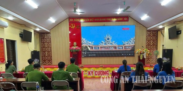 Tuổi trẻ Công an xã Cường Lợi tổ chức sinh hoạt chính trị tại địa phương.