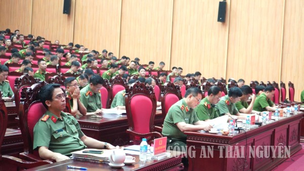 Các đại biểu tham gia hội nghị.