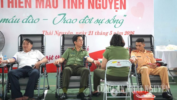 Thượng tá Nguyễn Hoàng Trí Kháng – Phó Giám đốc Công an tỉnh Thái Nguyên (ngồi giữa) tham gia hiến máu tình nguyện, lan tỏa tinh thần trách nhiệm và nghĩa cử nhân văn vì cộng đồng.