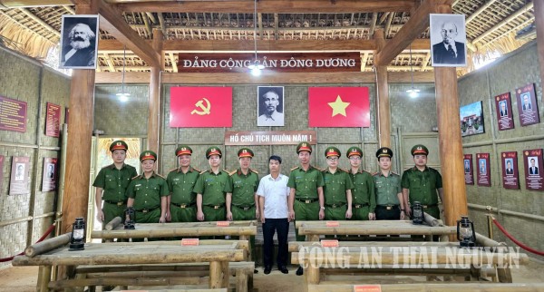 Chi bộ Công an xã Đức Lương tổ chức sinh hoạt chuyên đề tại địa chỉ đỏ.