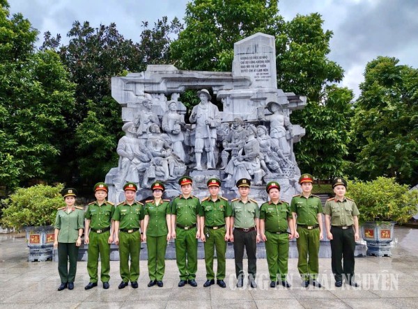 Công an phường Đức Xuân tổ chức sinh hoạt chính trị tại “địa chỉ đỏ”.