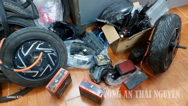 Đức Xuân Động cơ, IC, Pin    các em học sinh tự nguyện giao nộp