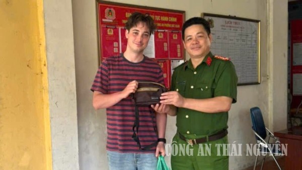 Hỗ trợ công dân trao trả tài sản cho người nước ngoài bị đánh rơi.