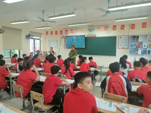Công an phường Đức Xuân tuyên truyền pháp luật về quản lý vũ khí, vật liệu nổ
