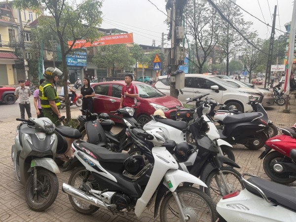 Công an phường Quan Triều phối hợp kiểm tra việc chấp hành quy định trật tự an toàn giao thông của học sinh