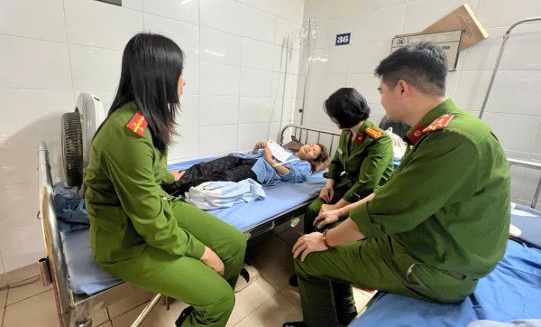 Công an phường Quan Triều thăm hỏi, tặng quà con đỡ đầu