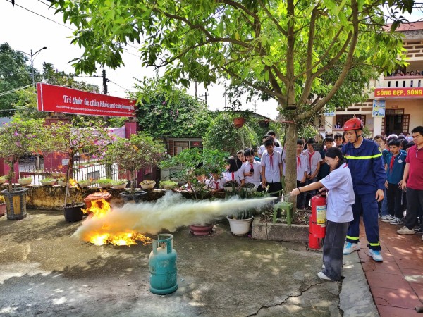 Tuyên truyền, trải nghiệm kỹ năng PCCC và CNCH tại trường học