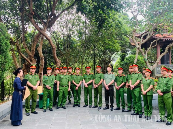 Công an xã Hợp Thành sinh hoạt chính trị tại khu di tích lịch sử quốc gia đặc biệt ATK Định Hóa.