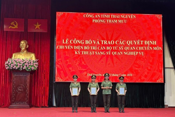 Phòng Tham mưu công bố các quyết định chuyển diện bố trí cán bộ từ sỹ quan chuyên môn kỹ thuật sang sỹ quan nghiệp vụ
