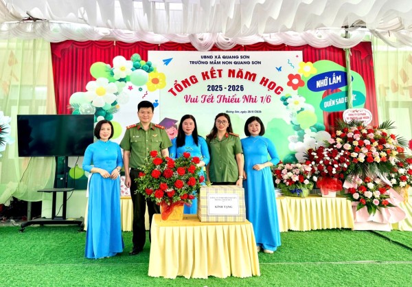 Phòng Tham mưu tổ chức tặng quà nhân dịp Quốc tế thiếu nhi 1/6 tại trường mầm non Quang Sơn