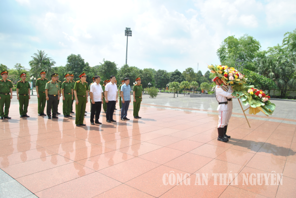 La Hiên sinh hoạt chính trị