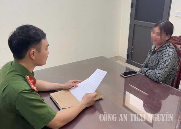 Công an xã Phúc Lộc giải thích, tuyên tryền cho chị P về  thủ đoạn lừa đảo qua không gian mạng