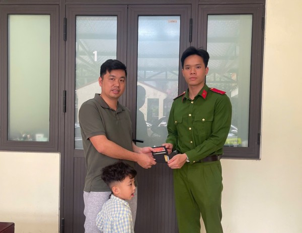 Công an phường Phan Đình Phùng lan tỏa hành động đẹp nhặt được của rơi trả người đánh mất