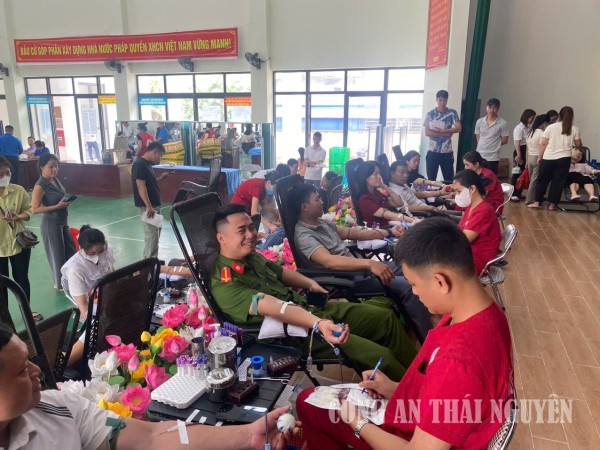 P Bá Xuyên hiến máu