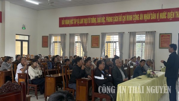 Cơ quan chức năng làm việc với người dân bị lấy trộm thông tin cá nhân.