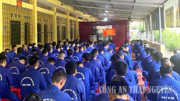 Sinh hoạt chuyên đề học tập và làm theo tư tưởng, đạo đức, phong cách Hồ Chí Minh.