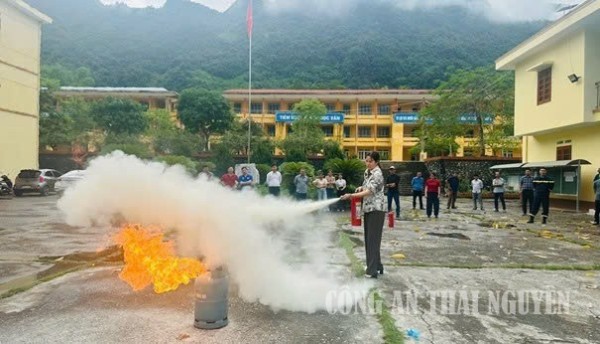 Huấn luyện nghiệp vụ phòng cháy, chữa cháy và cứu nạn, cứu tại các trường học.