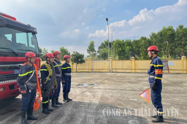 Kiểm tra kết quả huấn luyện nghiệp vụ chữa cháy và cứu nạn, cứu hộ.