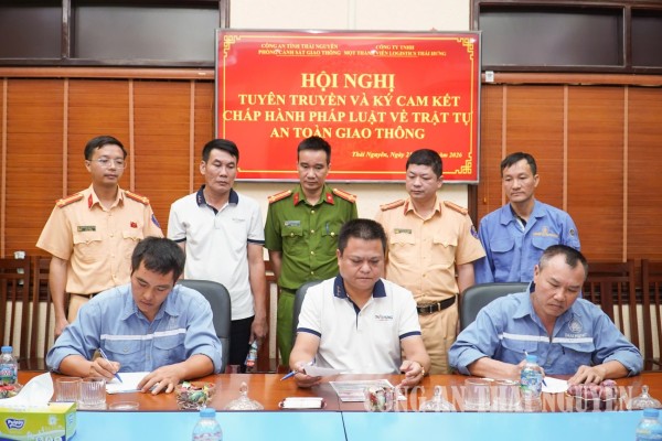 Tuyên truyền và ký cam kết chấp hành pháp luật về TTATGT cho doanh nghiệp và lái xe.