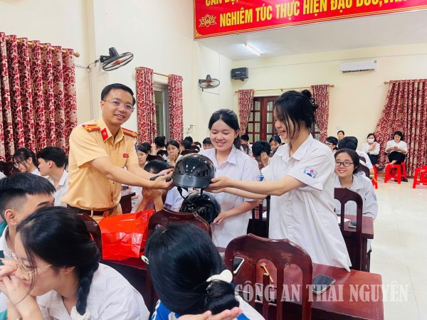Hướng dẫn kỹ năng lái xe gắn máy an toàn cho học sinh Trường THPT Phú Lương