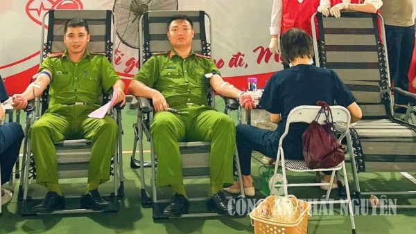 Cán bộ, chiến sĩ Công an phường Phan Đình Phùng tích cực tham gia hiến máu tình nguyện.