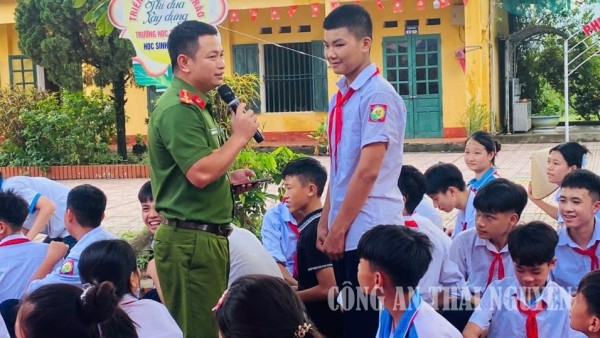 Tuyên truyền kỹ năng phòng, chống đuối nước và giáo dục an toàn giao thông cho học sinh.