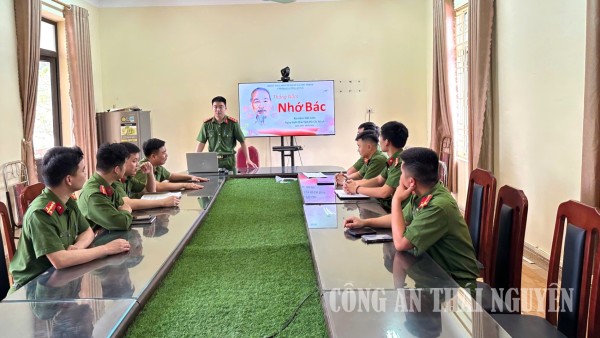 Sinh hoạt chính trị học tập và làm theo tư tưởng, đạo đức, phong cách Hồ Chí Minh.