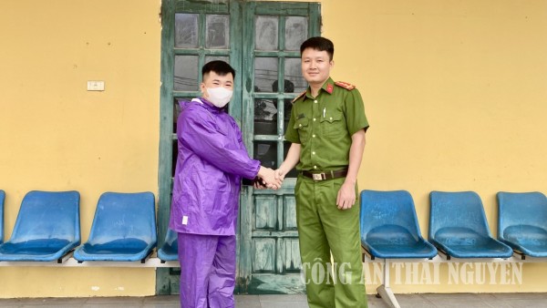 Công an phường Phúc Thuận hỗ trợ người dân trả lại tiền chuyển khoản nhầm.